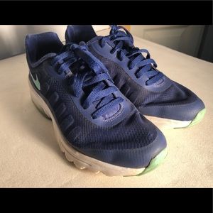 Navy with turquoise swoosh Nike sneakers in size 8.5